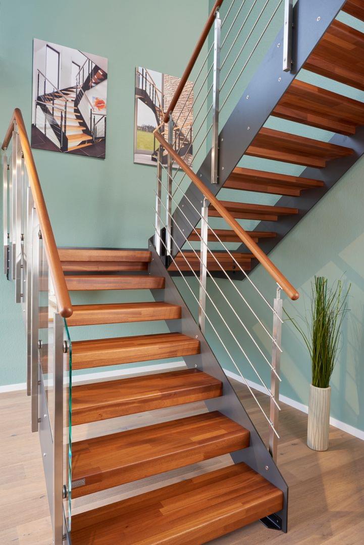 Holztreppe Loft halbgewendelte Schmalwangentreppe mit Edelstahl Reling Holzhandlauf und Podest im Treppenhaus