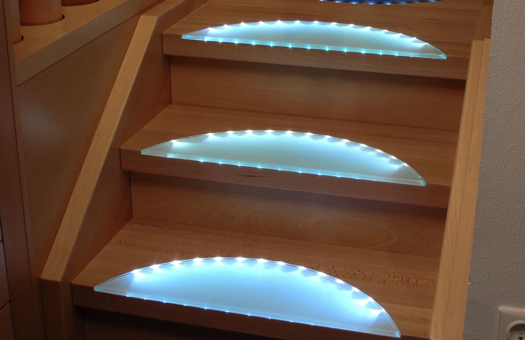 Holztreppe mit Treppenlicht auf den Stufen
